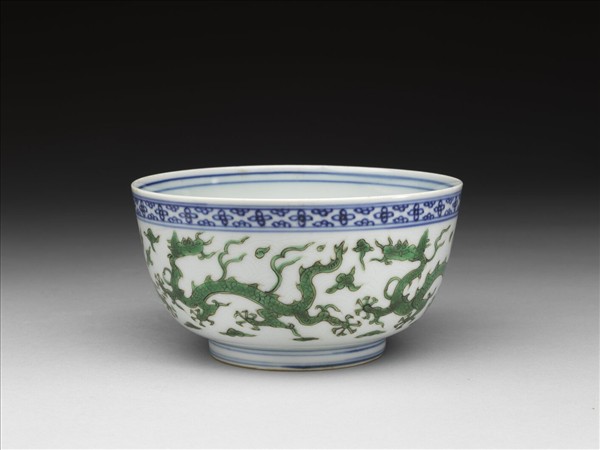 青花綠彩雲龍紋碗