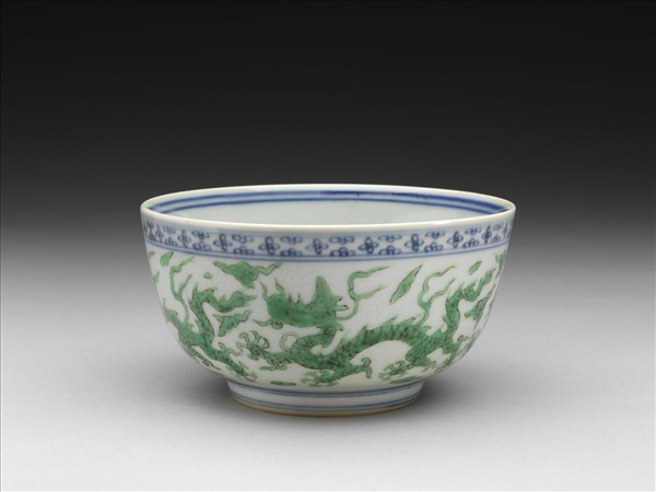 青花綠彩雲龍紋碗