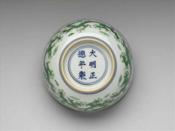 青花綠彩雲龍紋碗