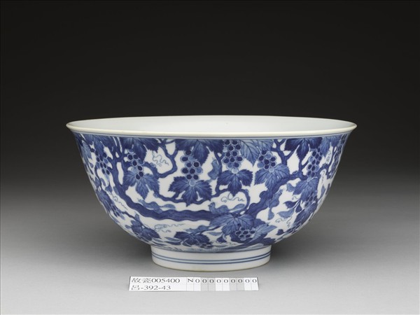 青花松鼠葡萄紋碗