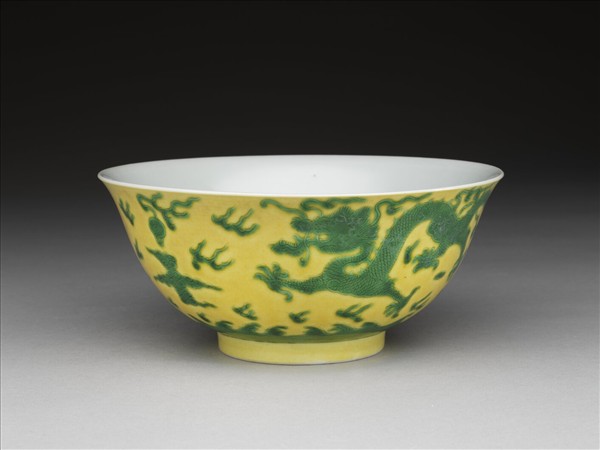 嬌黃綠彩雲龍紋碗