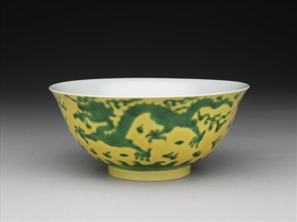 嬌黃綠彩雲龍紋碗