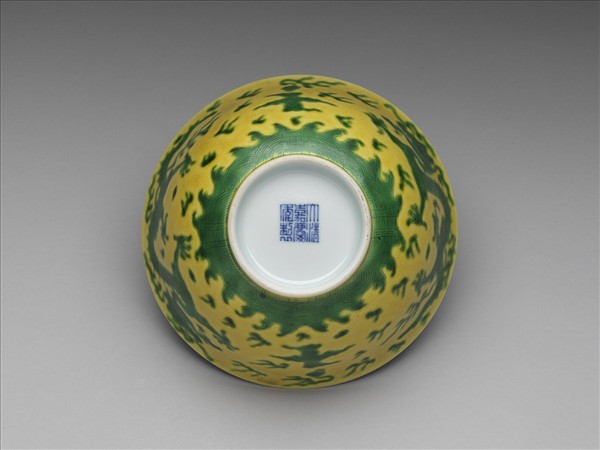 嬌黃綠彩雲龍紋碗