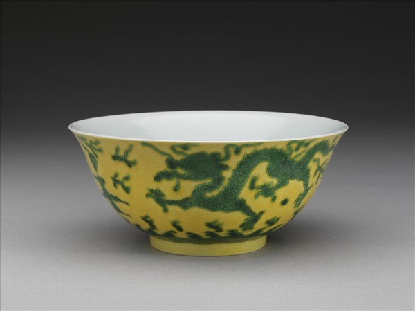 嬌黃綠彩雲龍紋碗