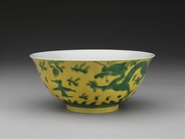 嬌黃綠彩雲龍紋碗