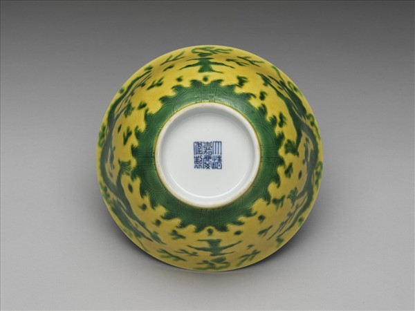 嬌黃綠彩雲龍紋碗