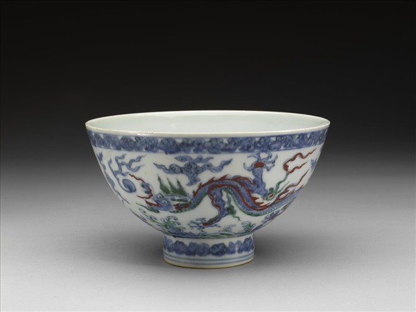 青花加彩雲龍紋碗