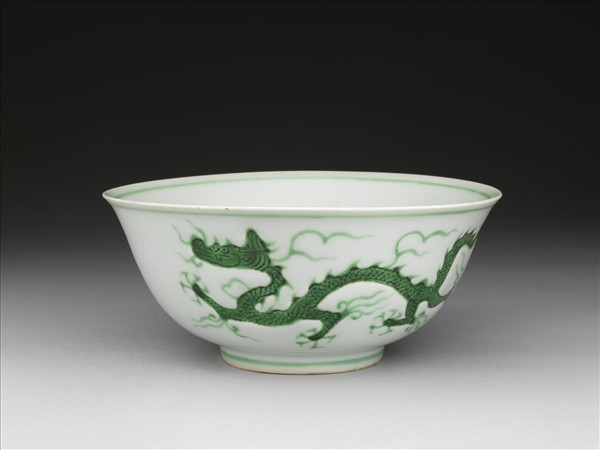 白釉綠彩龍紋碗