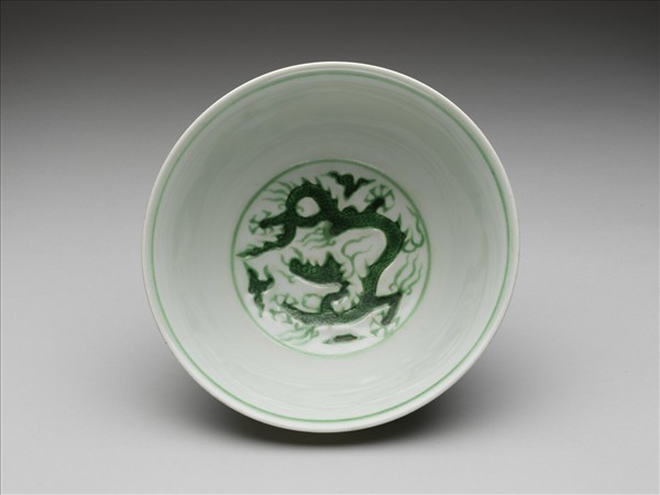 白釉綠彩龍紋碗