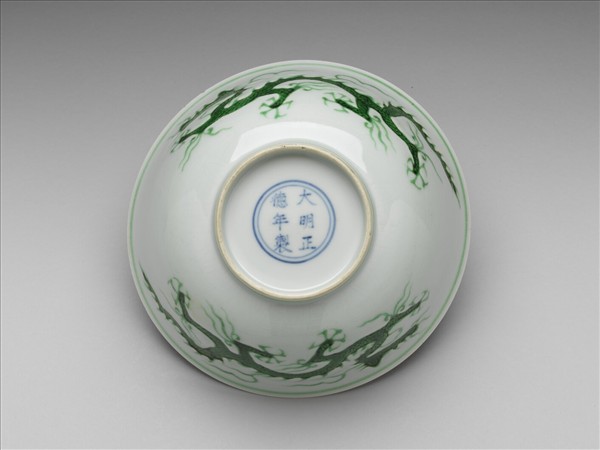 白釉綠彩龍紋碗