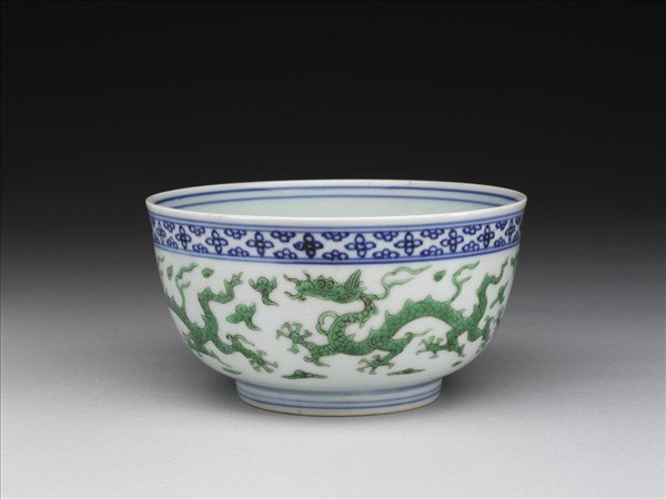 青花綠彩雲龍紋碗