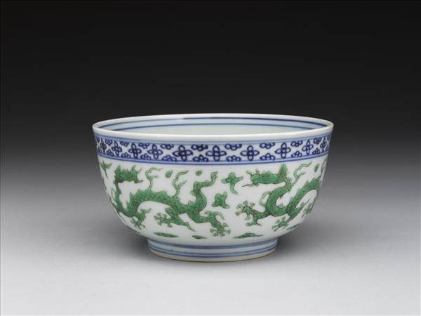 青花綠彩雲龍紋碗