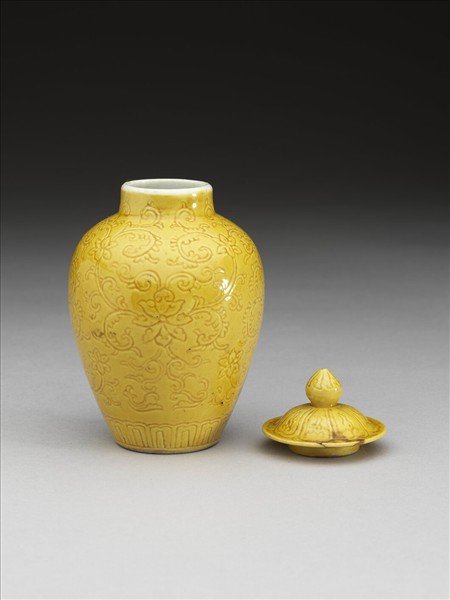 黃釉劃花番蓮紋蓋罐