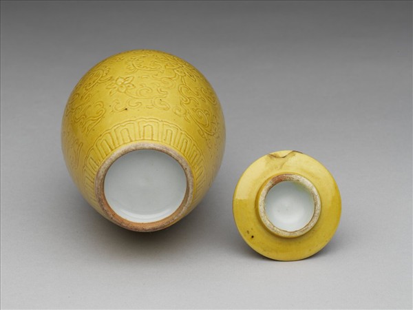 黃釉劃花番蓮紋蓋罐