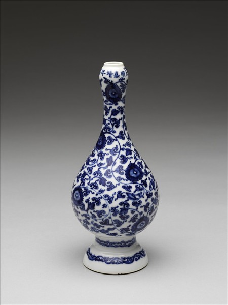 青花纏枝花卉紋蒜頭瓶