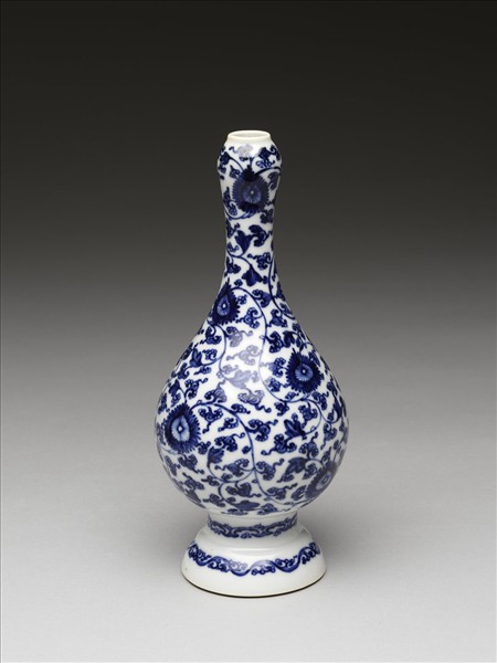 青花纏枝花卉紋蒜頭瓶