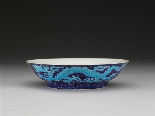 灑藍地孔雀綠釉雲龍紋盤