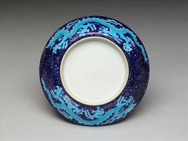 灑藍地孔雀綠釉雲龍紋盤