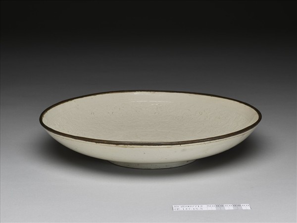 定窯 白瓷印花蓮塘牡丹紋盤