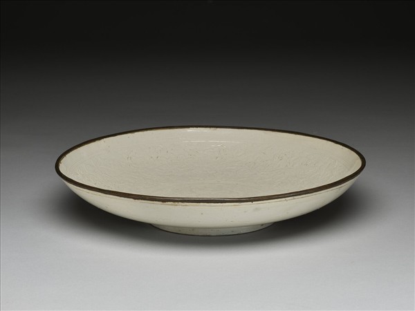 定窯 白瓷印花蓮塘牡丹紋盤