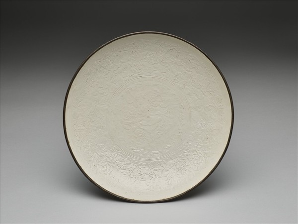 定窯 白瓷印花蓮塘牡丹紋盤