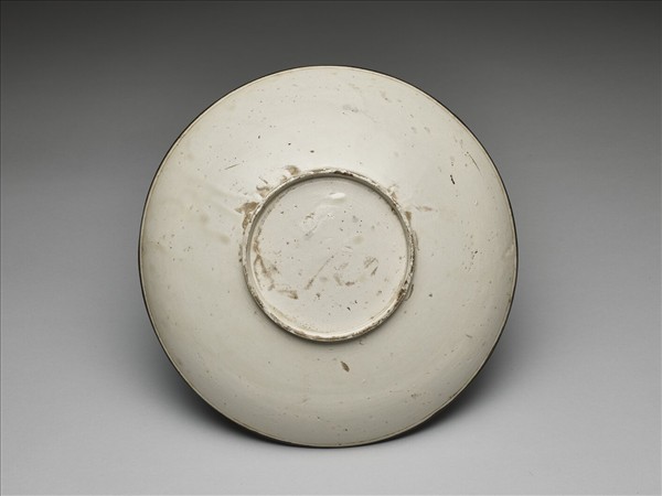 定窯 白瓷印花蓮塘牡丹紋盤