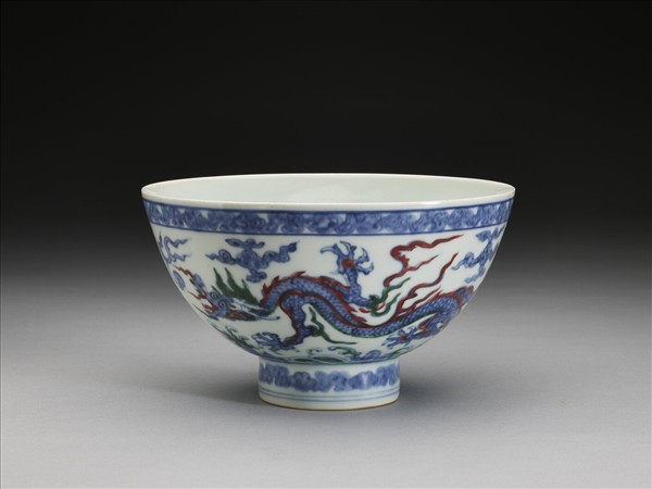 青花加彩雲龍紋碗