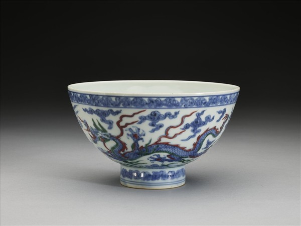 青花加彩雲龍紋碗