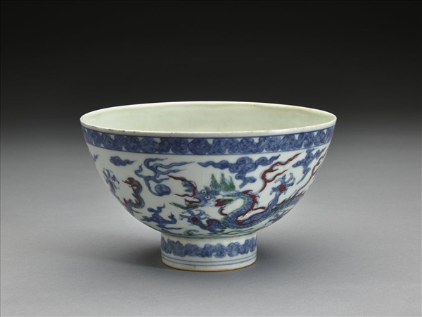 青花加彩雲龍紋碗