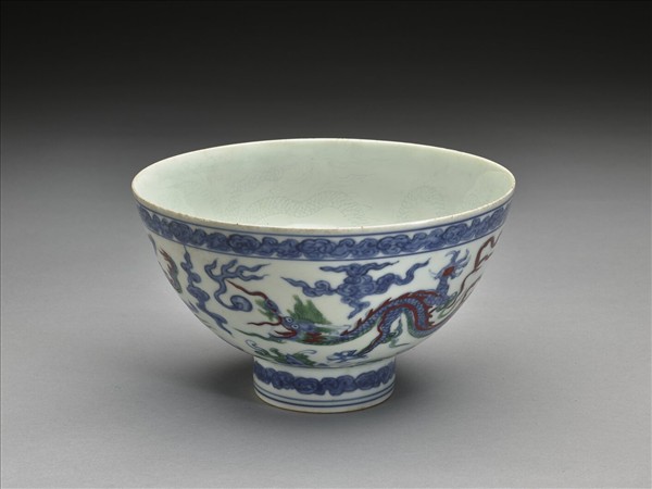 青花加彩雲龍紋碗