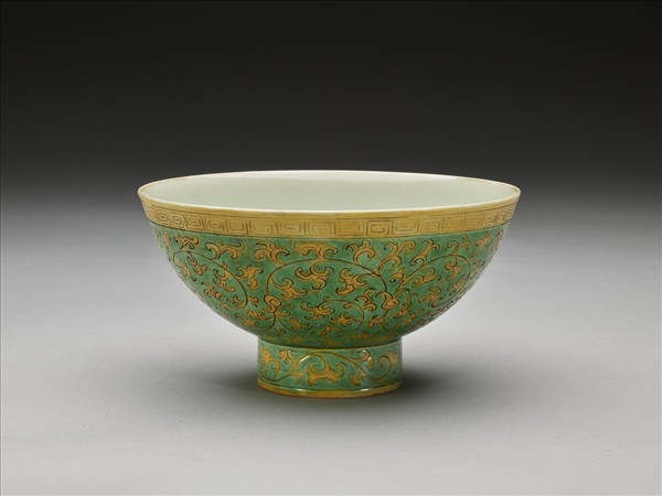 綠地黃彩花卉紋高足碗