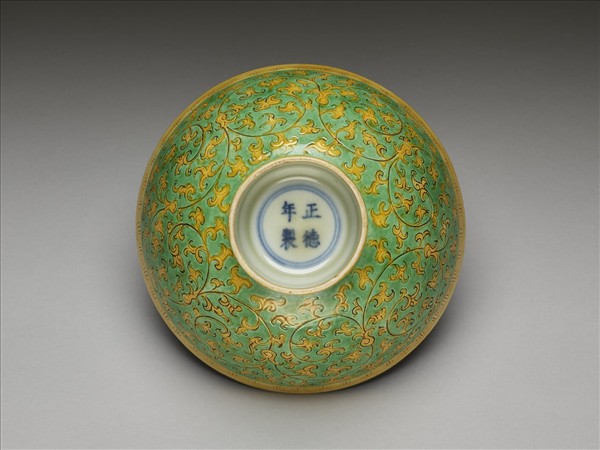 綠地黃彩花卉紋高足碗