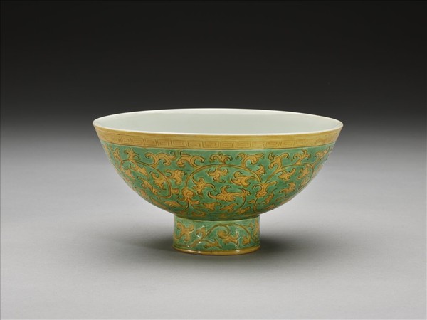 綠地黃彩花卉紋高足碗