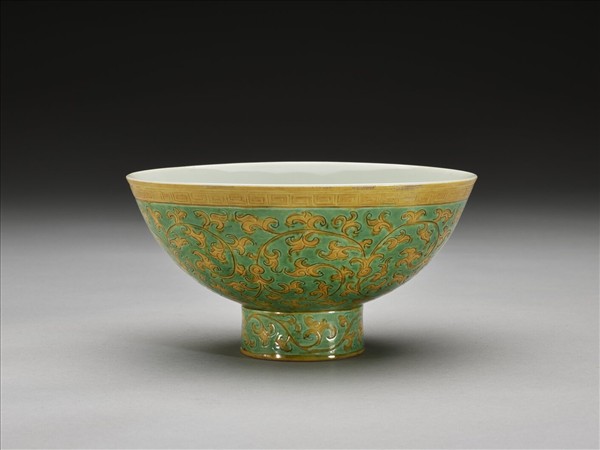 綠地黃彩花卉紋高足碗