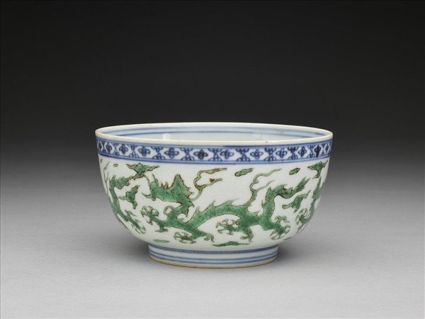 青花綠彩雲龍紋碗