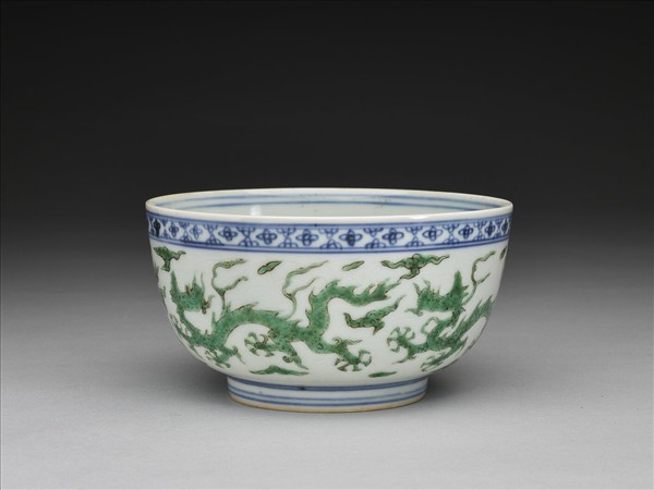 青花綠彩雲龍紋碗