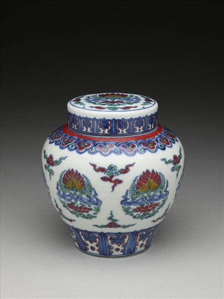 鬥彩蓮紋蓋罐
