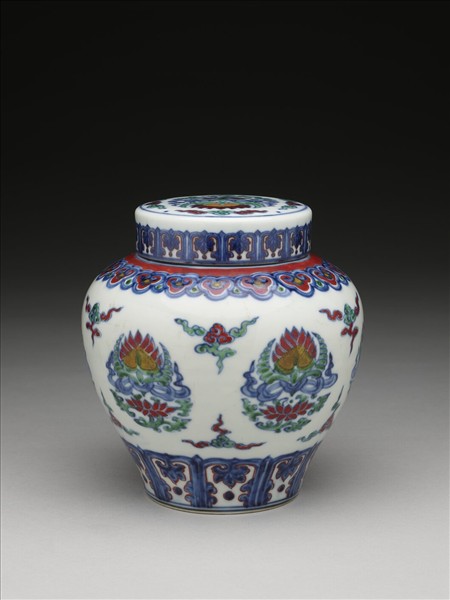 鬥彩蓮紋蓋罐
