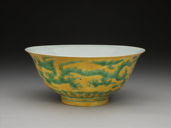 嬌黃綠彩雲龍紋碗
