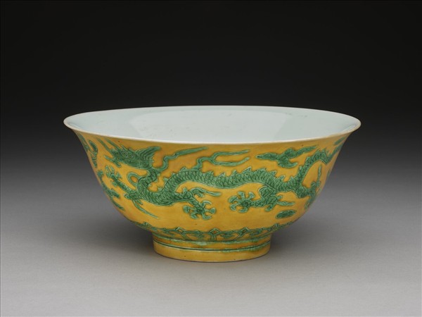 嬌黃綠彩雲龍紋碗