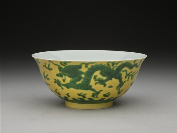 嬌黃綠彩雲龍紋碗