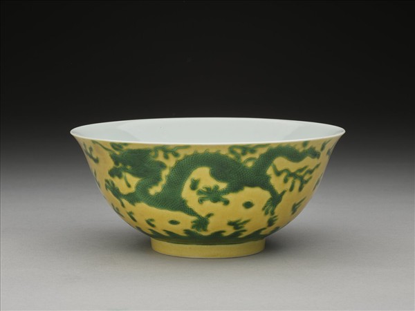 嬌黃綠彩雲龍紋碗