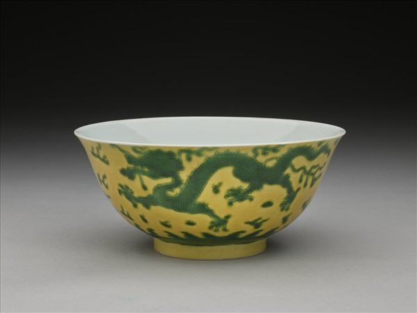 嬌黃綠彩雲龍紋碗