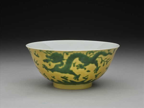嬌黃綠彩雲龍紋碗