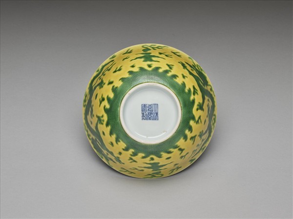 嬌黃綠彩雲龍紋碗