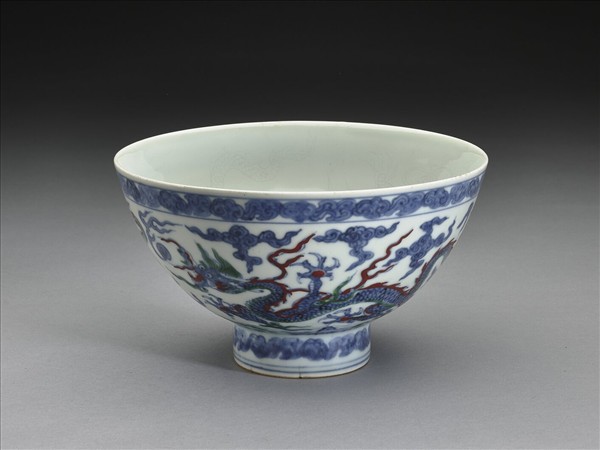 青花加彩雲龍紋碗