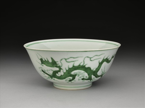 白釉綠彩龍紋碗