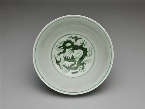 白釉綠彩龍紋碗