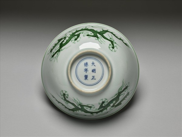 白釉綠彩龍紋碗