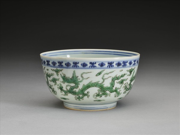 青花綠彩雲龍紋碗
